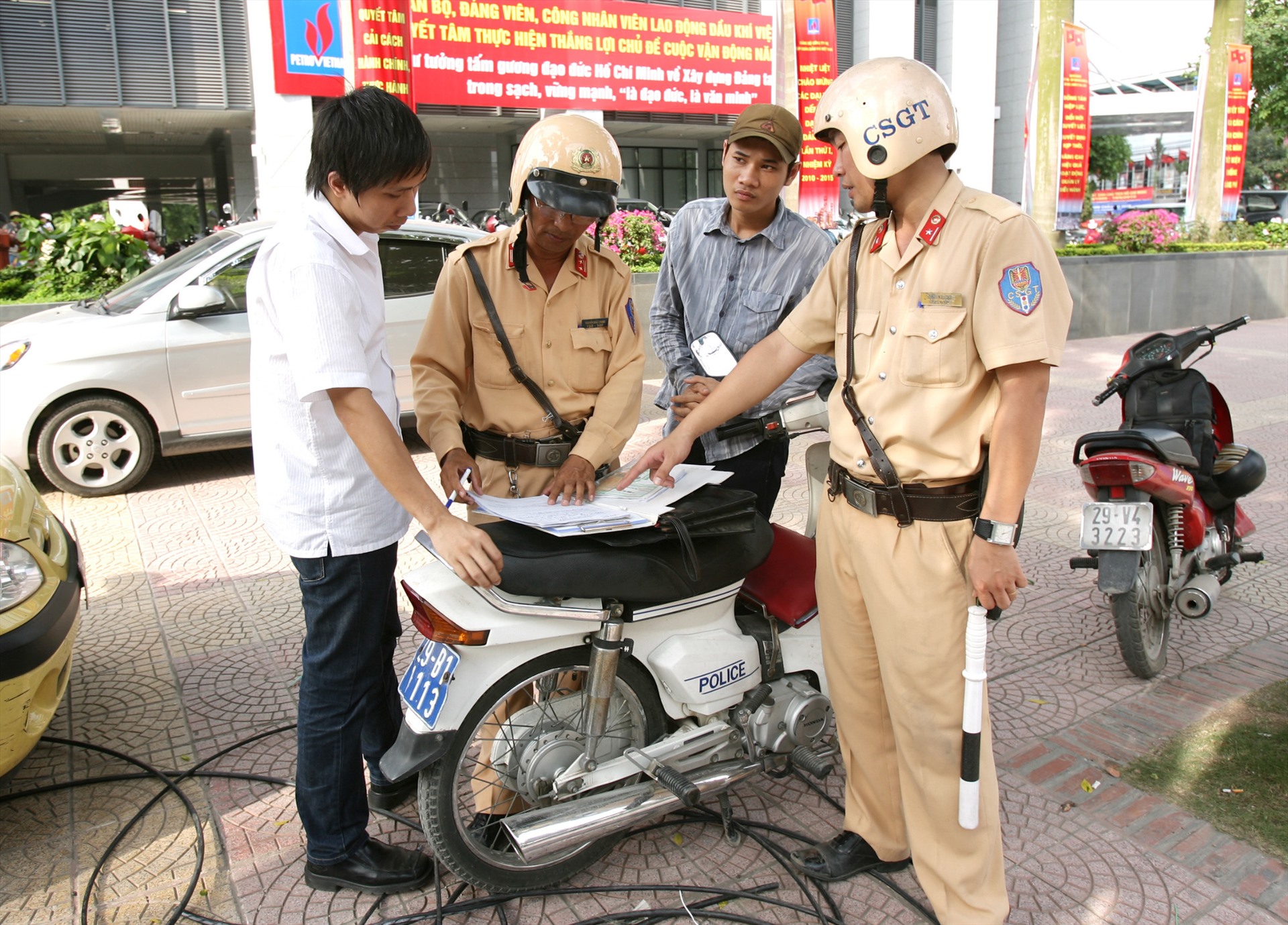 vuot-qua-den-do-bi-phat-bao-nhieu-muc-phat-moi-nhat-nam-2026 8