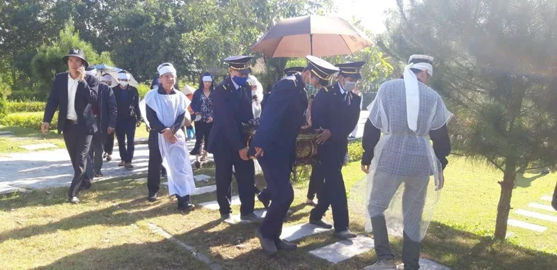 di dam ma nen mang theo gi cam nang suc khoe va tam linh