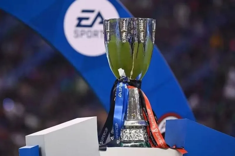 Cúp vô địch Serie A cùng biểu tượng Scudetto danh giá của bóng đá Ý.
