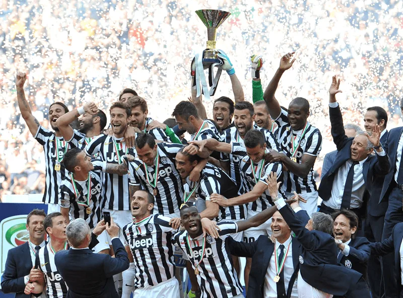 Câu lạc bộ Juventus ăn mừng kỷ lục vô địch Serie A nhiều nhất lịch sử.