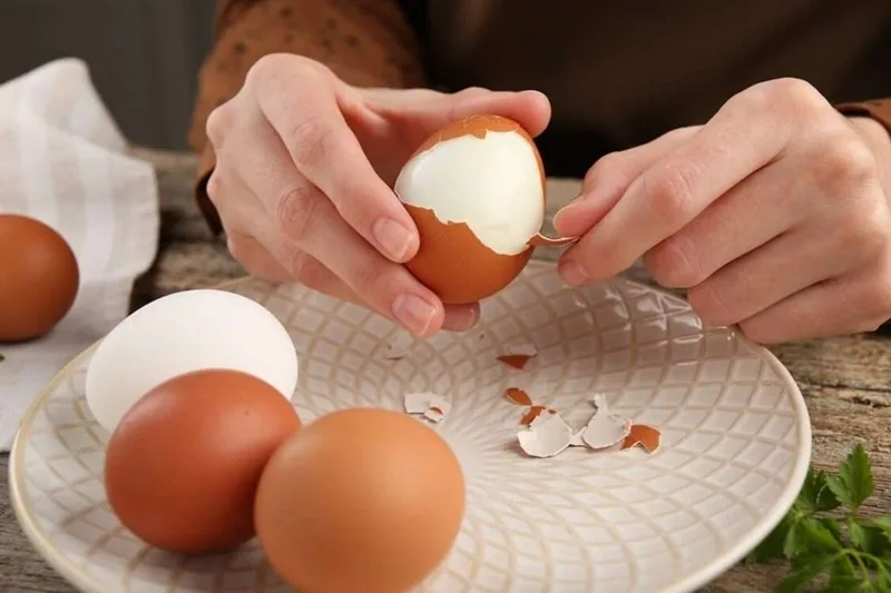 Sử dụng trứng đã tích trữ từ 3-5 ngày giúp cân bằng độ pH và dễ bóc vỏ hơn.