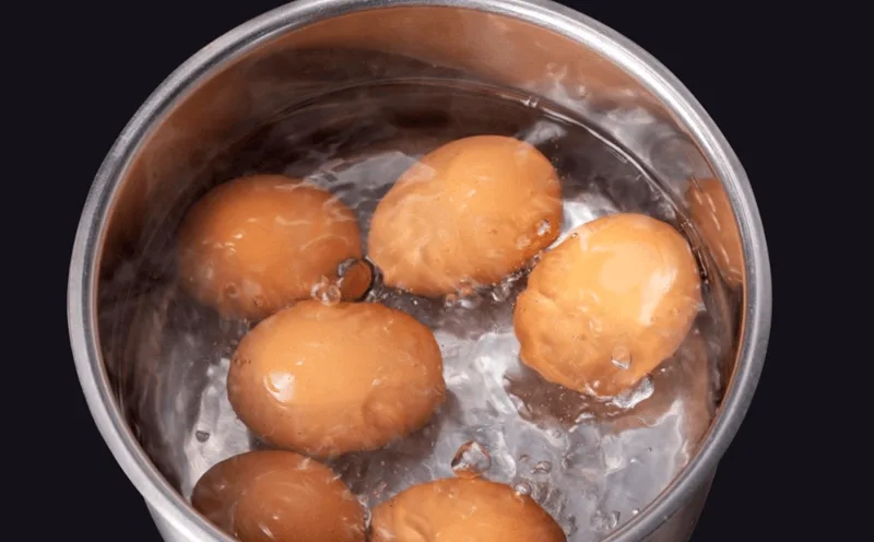Công đoạn sốc nhiệt bằng nước đá làm lòng trắng co lại, tạo khoảng trống tách vỏ hoàn hảo.