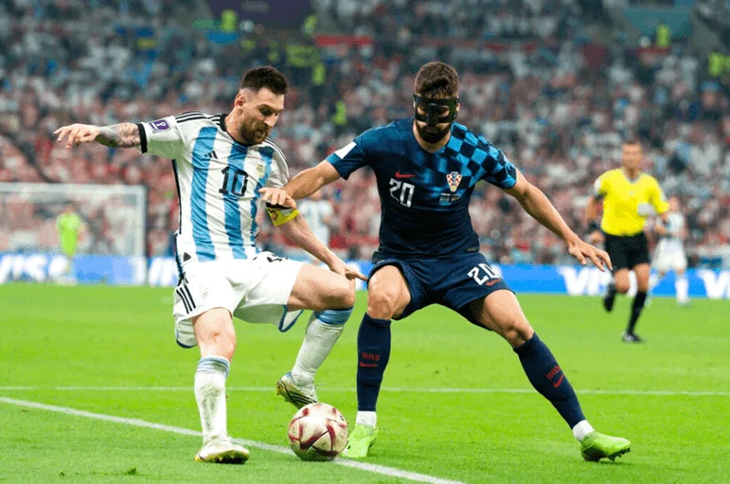 Lionel Messi - Thiên tài bẩm sinh với những pha đi bóng ma thuật làm khổ hàng phòng ngự đối phương.