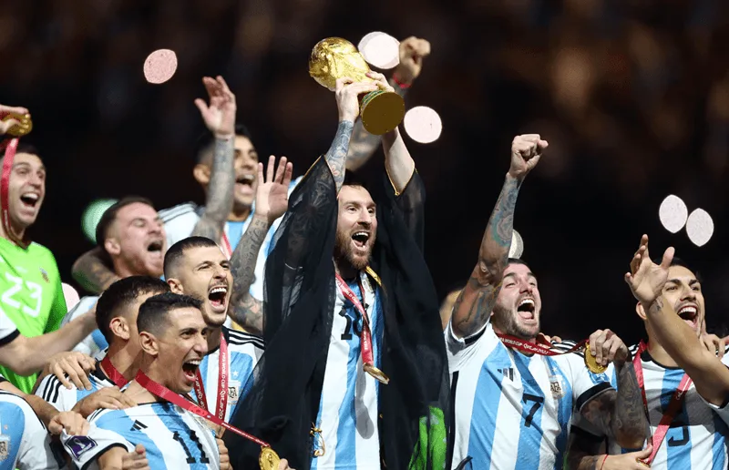 Chức vô địch World Cup lịch sử chính là chiếc chìa khóa vàng giúp Messi bứt phá trong cuộc đua.
